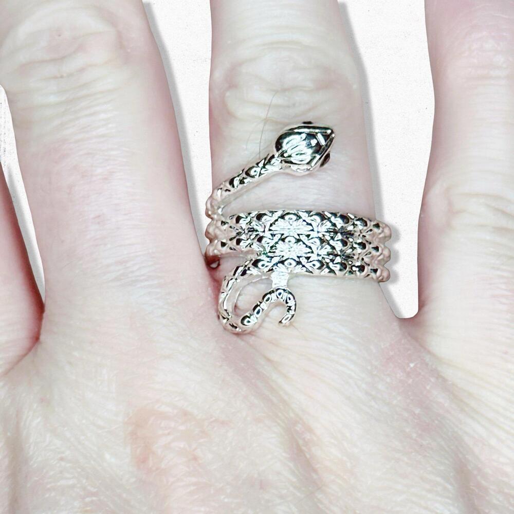 6806. Goldtone Snake Ring Size 7